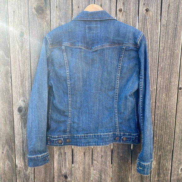 Sale ☀️ Levi’s Women Classic Denim Jacket. Medium Wash. Size: Medium. - Picture 3 of 7